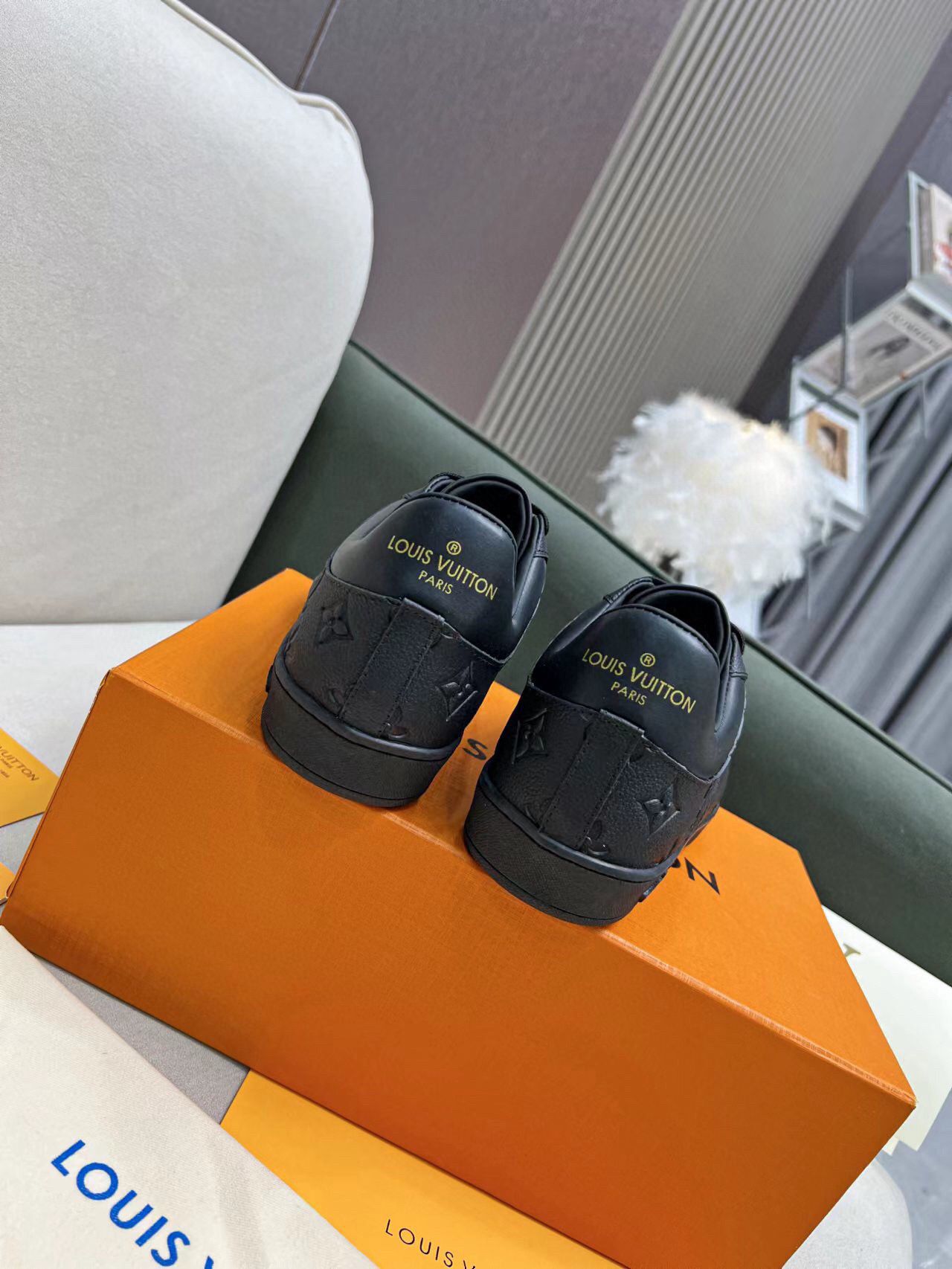 Cowhide embossed sneakers