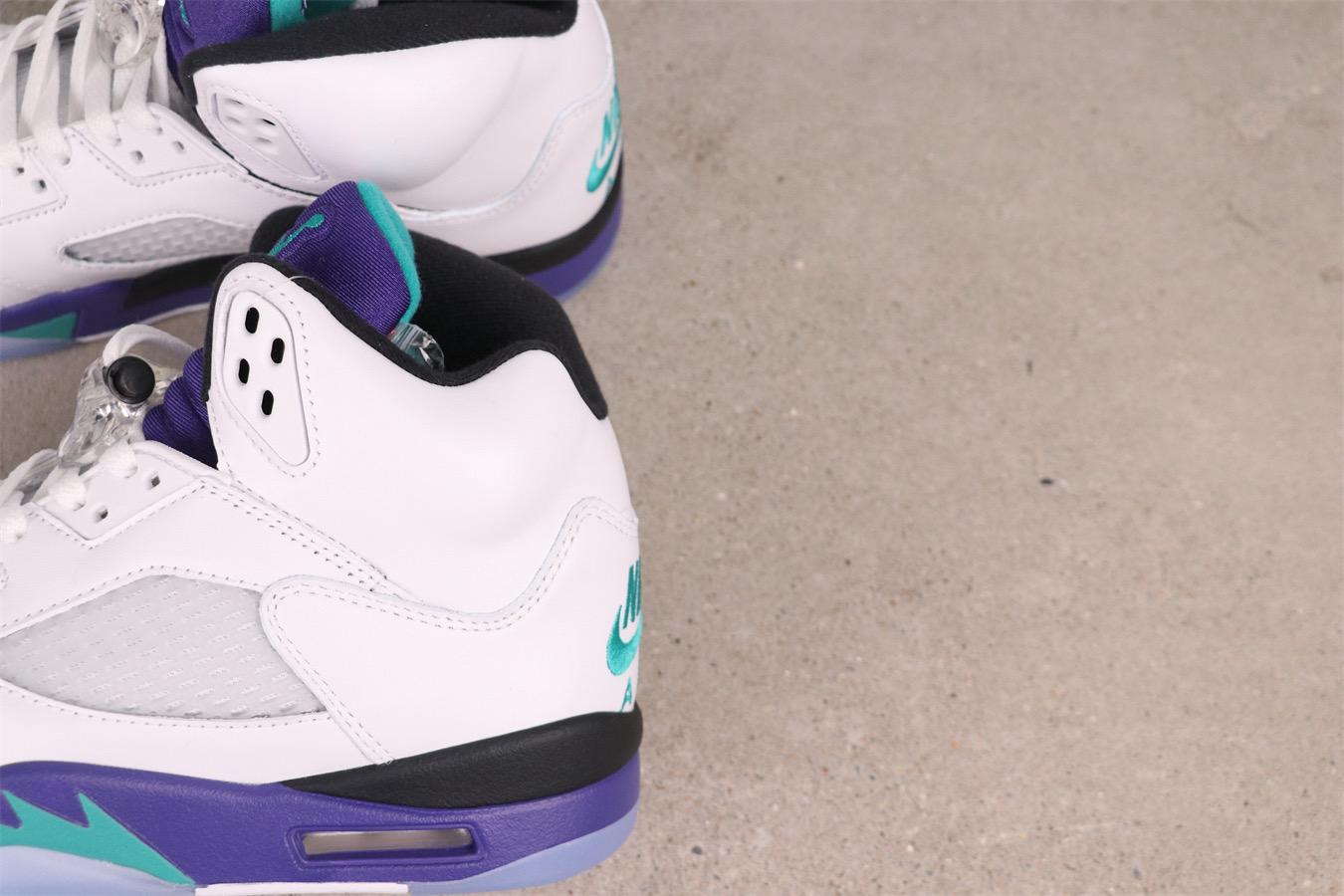 High-top white and purple grapes