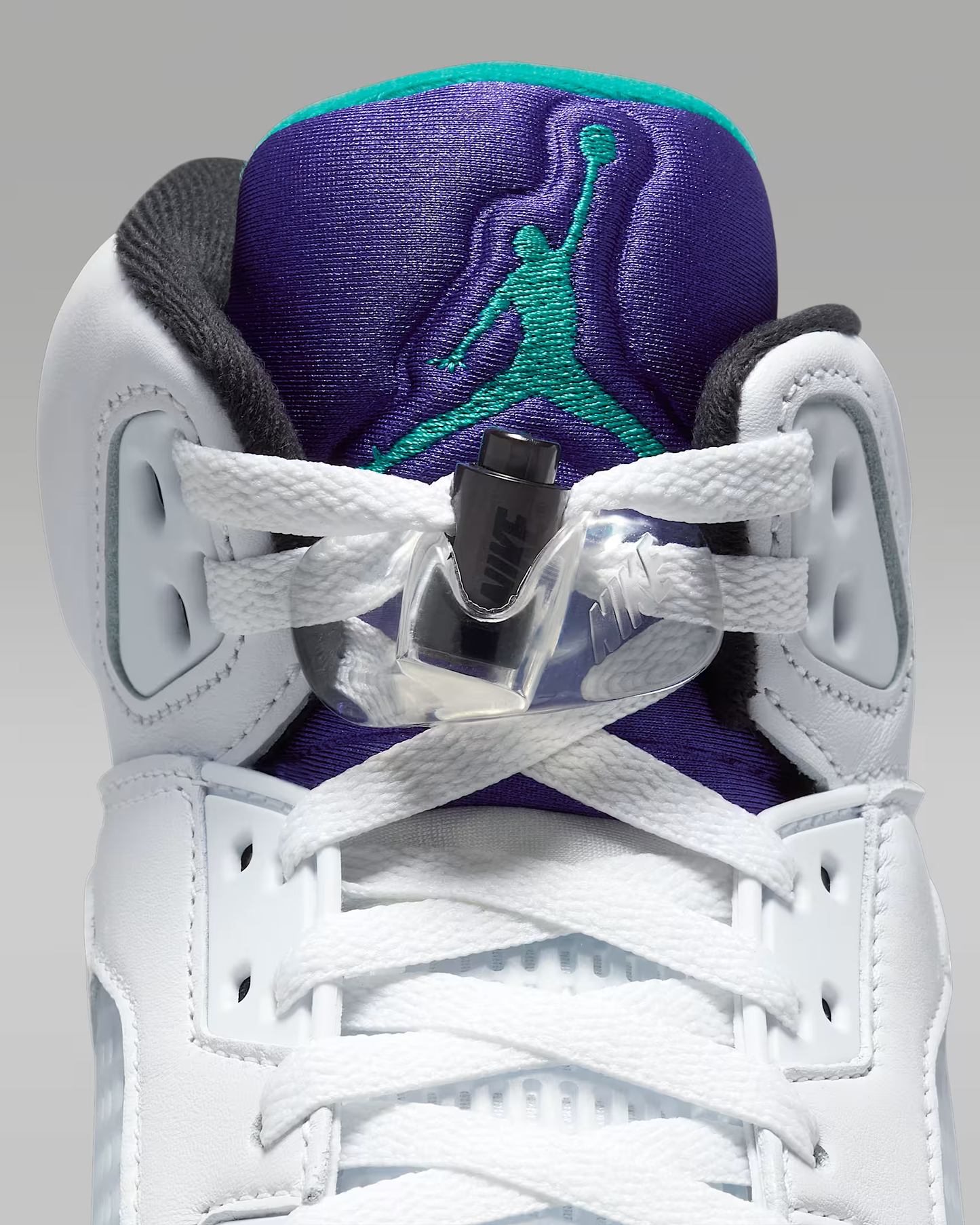 High-top white and purple grapes