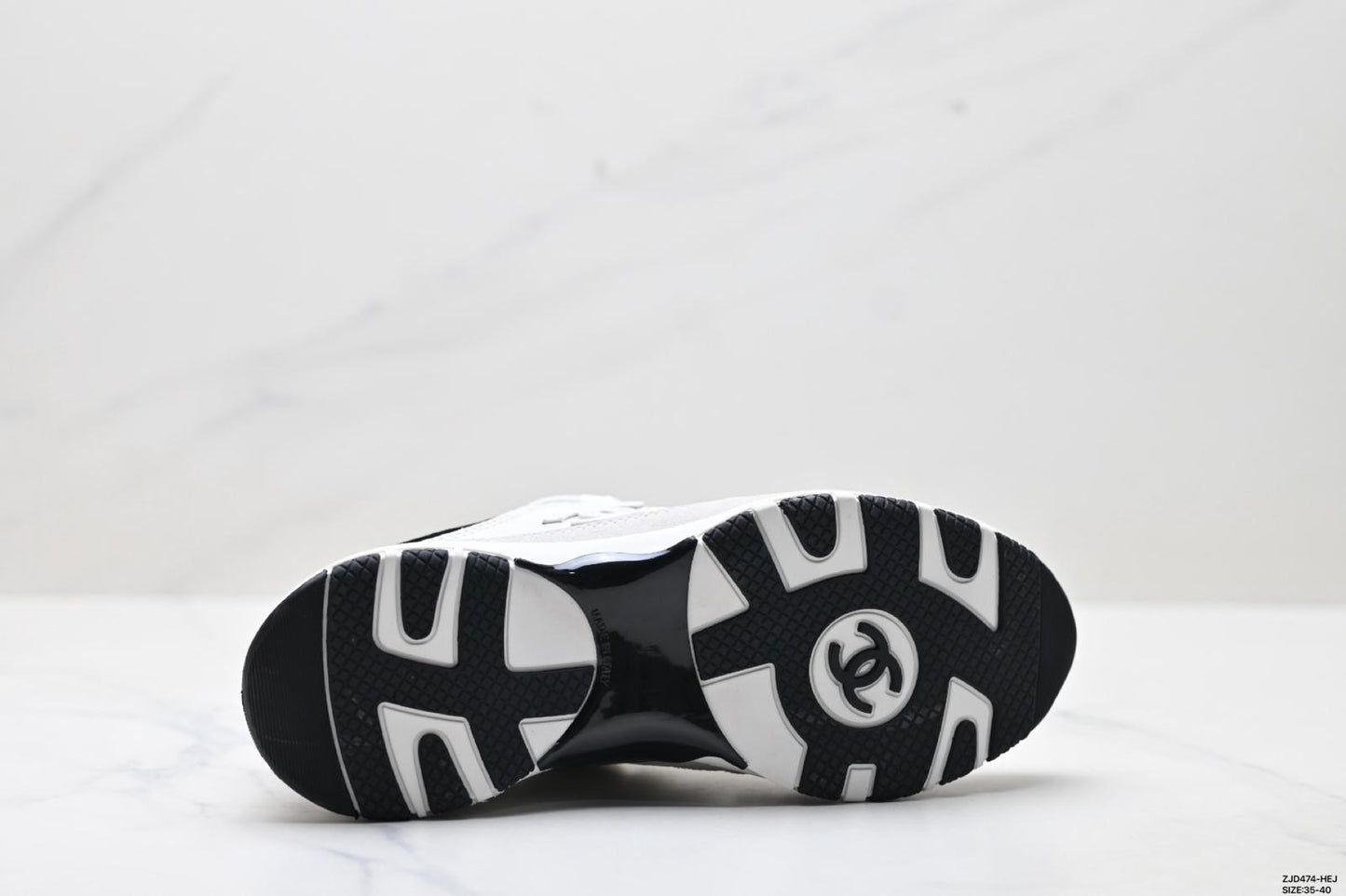 25A white sneaker
