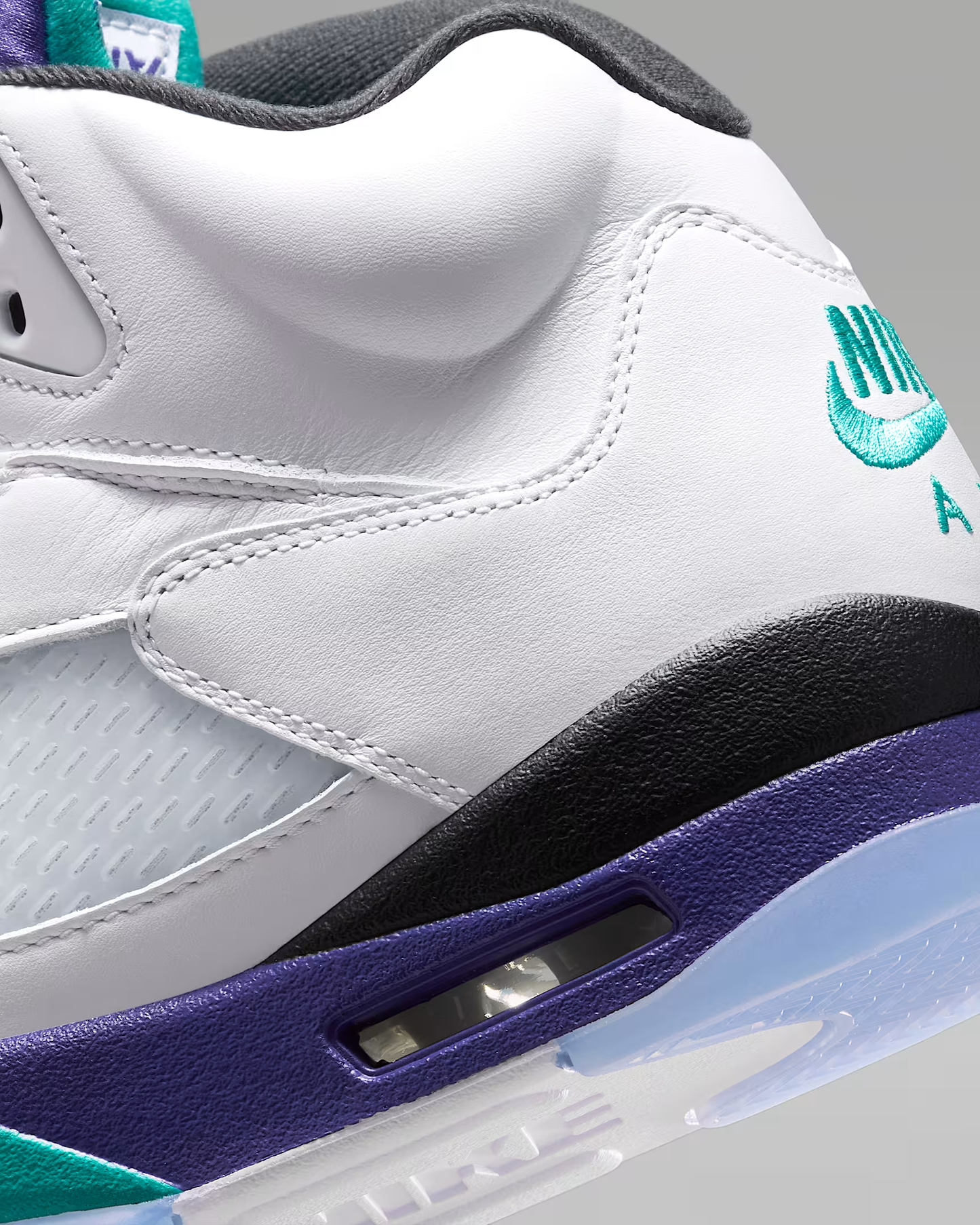 High-top white and purple grapes