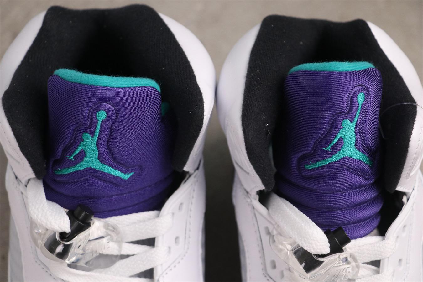 High-top white and purple grapes
