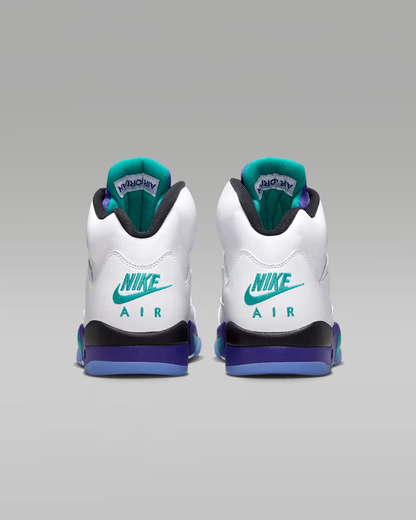 High-top white and purple grapes