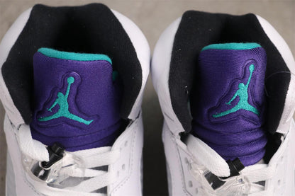 High-top white and purple grapes